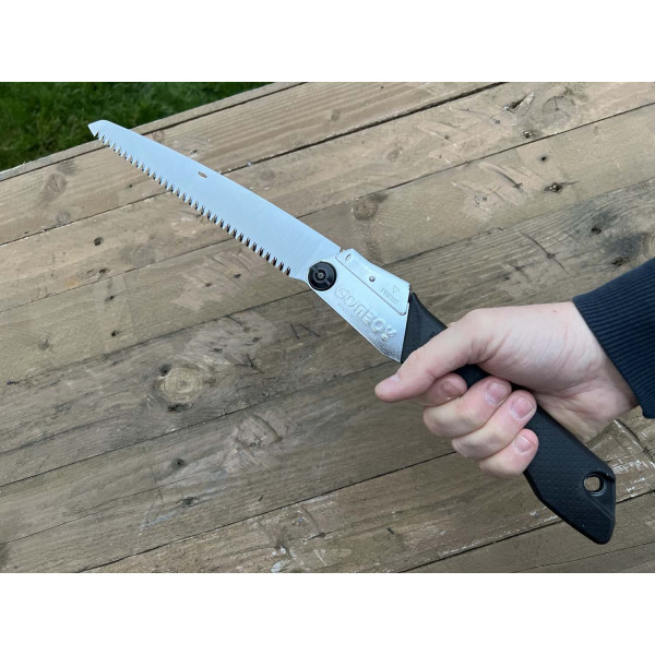 Scie Pliante SILKY Gomboy 210 : Précision et Confort en Extérieur