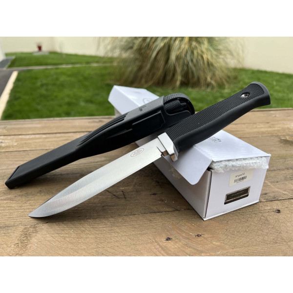 Couteau Fällkniven A1 PRO 10 : Robustesse et Précision Outdoor