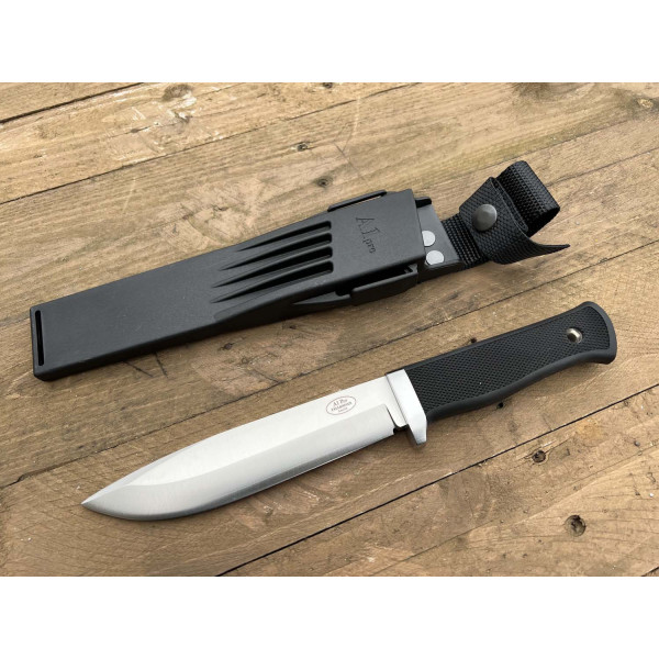 Couteau Fällkniven A1 PRO 10 : Robustesse et Précision Outdoor
