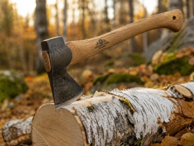 Hache Bushcraft : Choisir la Meilleure Hache pour la Forêt